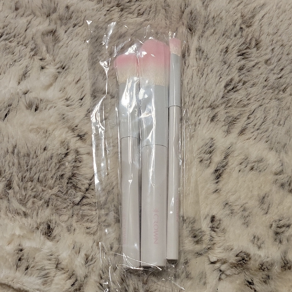 Crown Makeup Brush Set with Pink and White Bristles